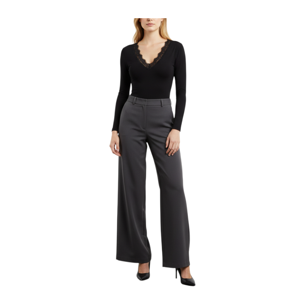 Body nero a maniche lunghe Peg Fashion Store con scollo a V e dettagli in pizzo, indossato con pantaloni grigi