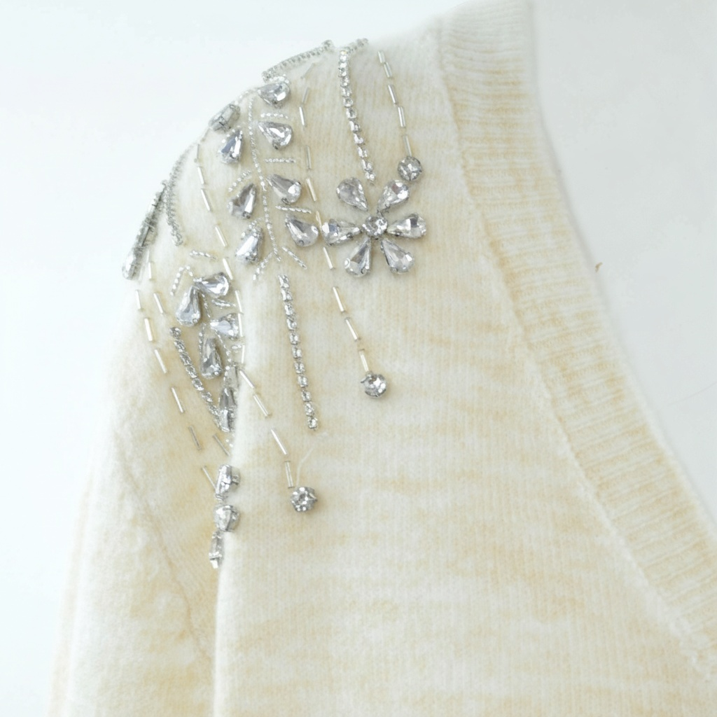 Maglia con ricami laterali