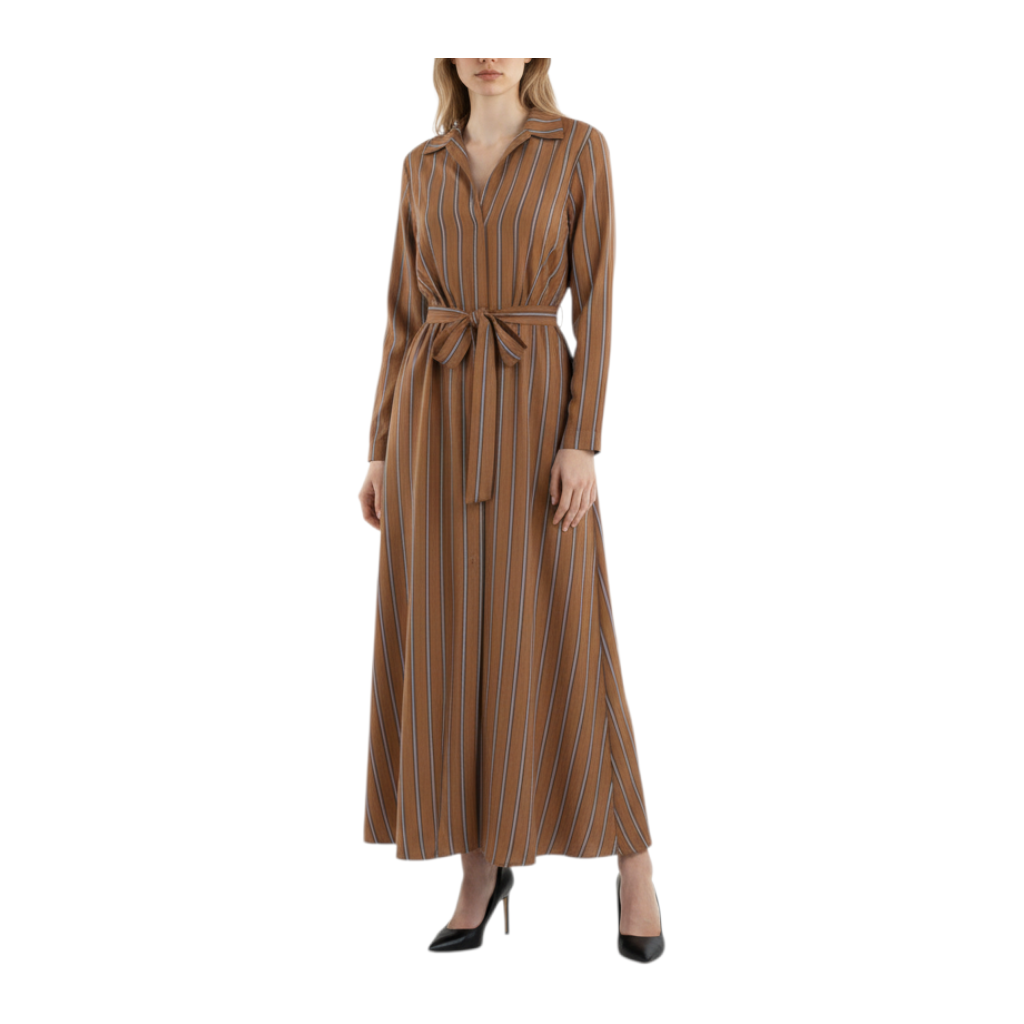 Chemisier lungo a righe marrone con cintura in vita indossato da una modella Peg Fashion Store