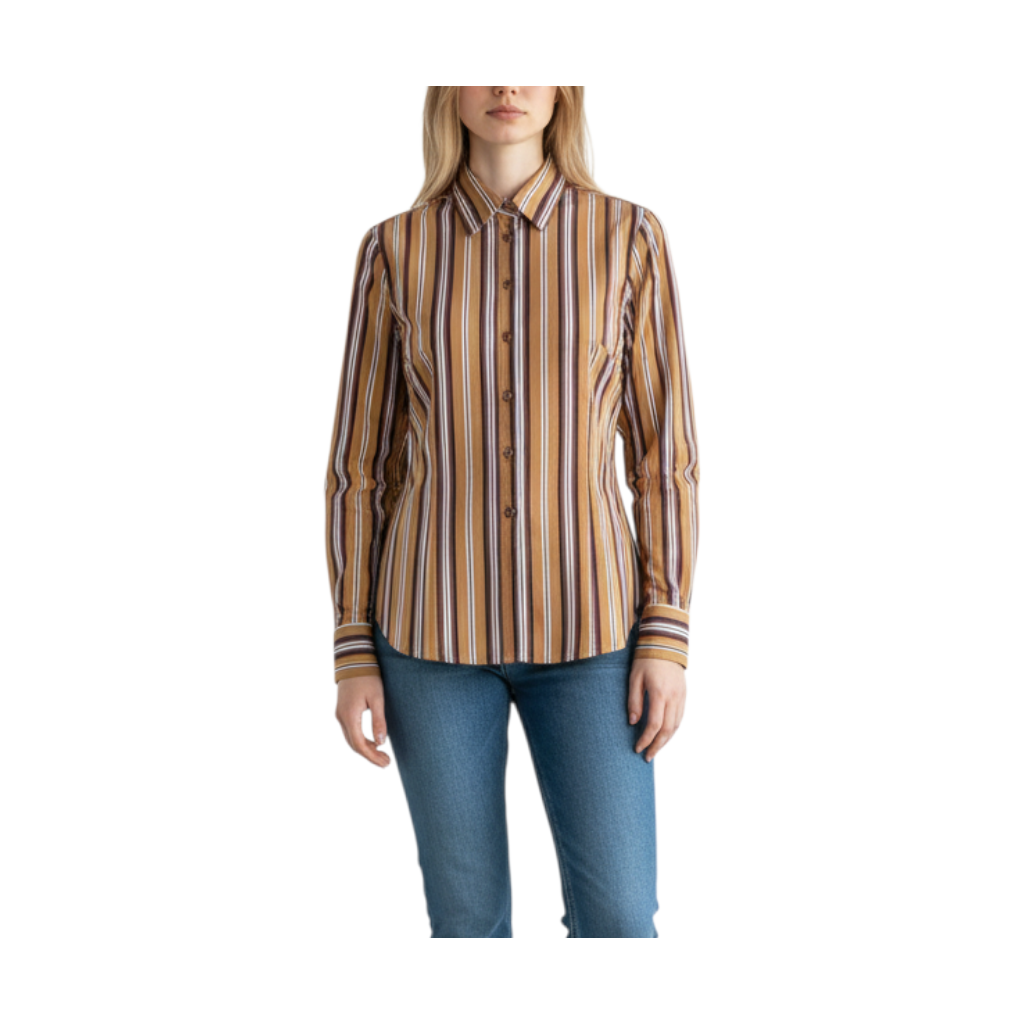 Modella indossa una camicia a righe verticali marroni e bianche di Peg Fashion Store con jeans blu