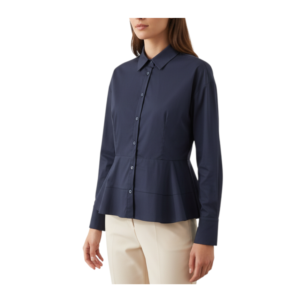 Camicia elegante blu scuro Peg Fashion Store con balze decorative e colletto classico indossata da una modella