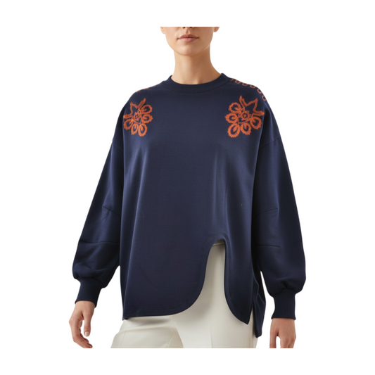 Felpa Peg Fashion Store blu navy con ricami floreali arancioni sulle spalle e orlo asimmetrico