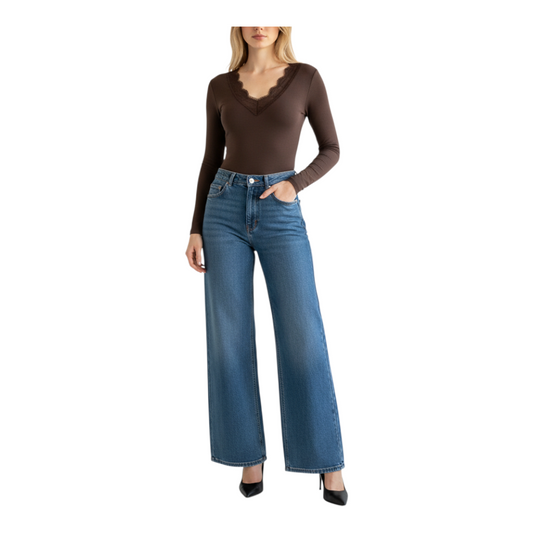 Body marrone a maniche lunghe con scollo a V e dettagli in pizzo Peg Fashion Store indossato con jeans a gamba larga
