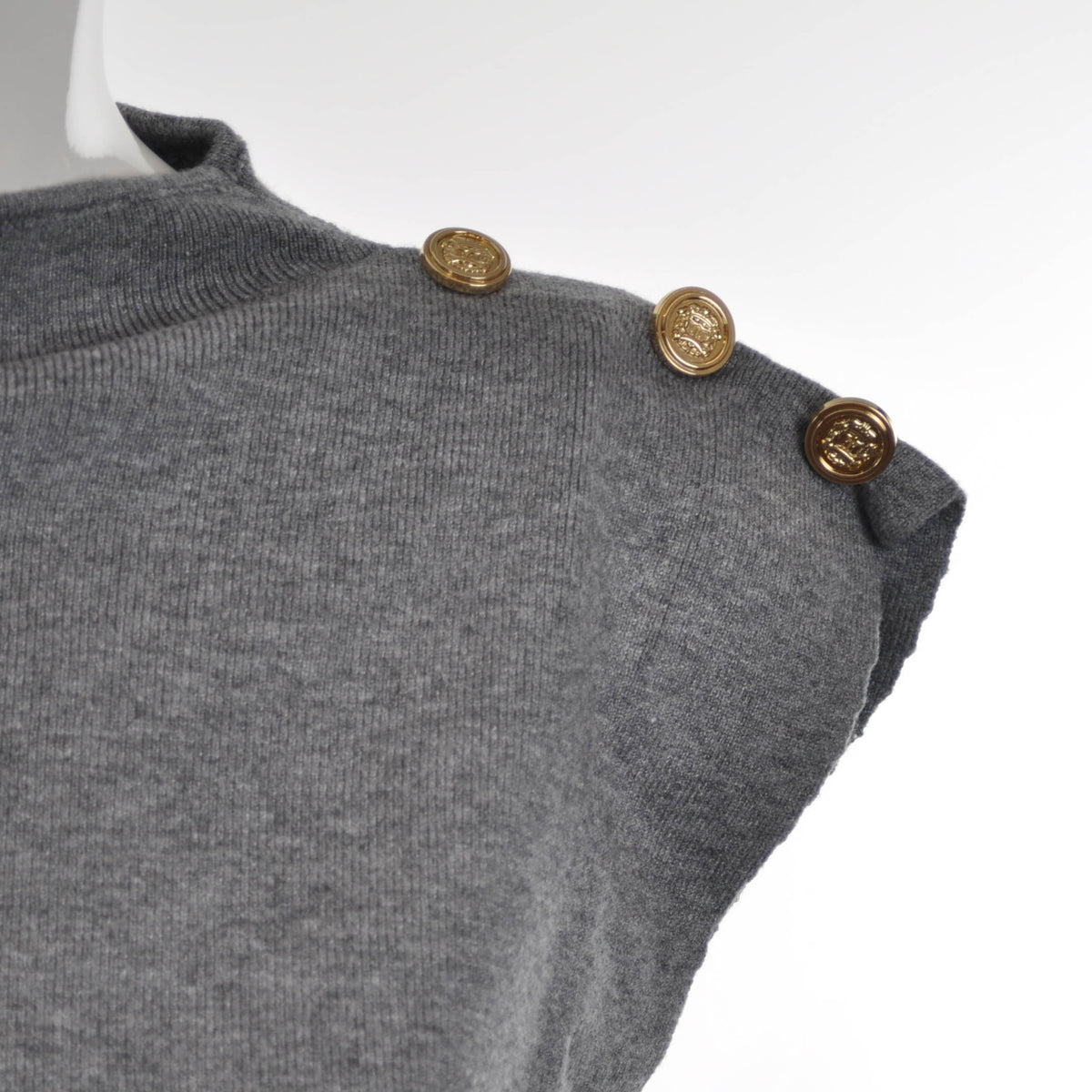 Pull smanicato con bottoni oro