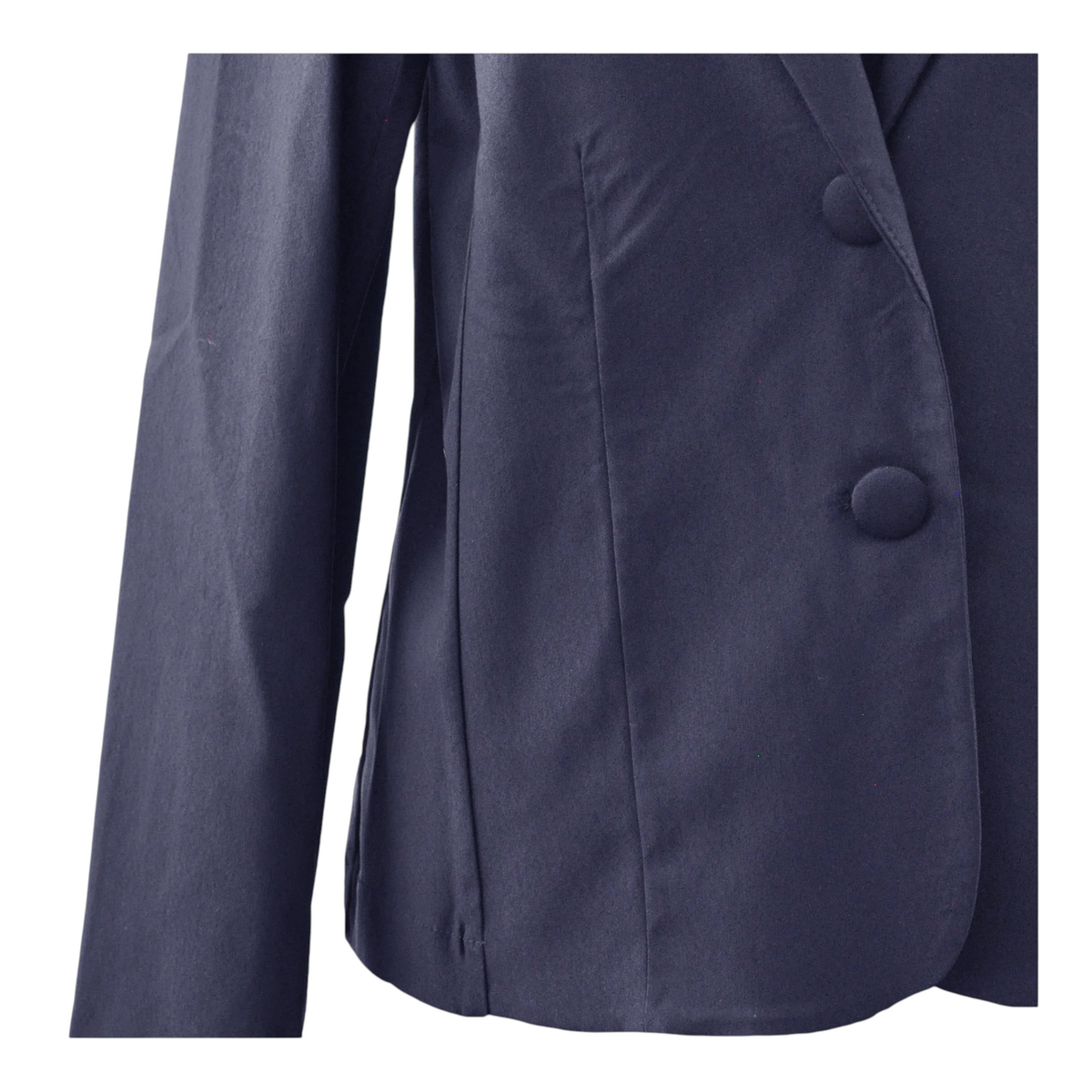 Dettaglio di un blazer blu scuro Peg Fashion Store con chiusura a due bottoni e tasche strutturate