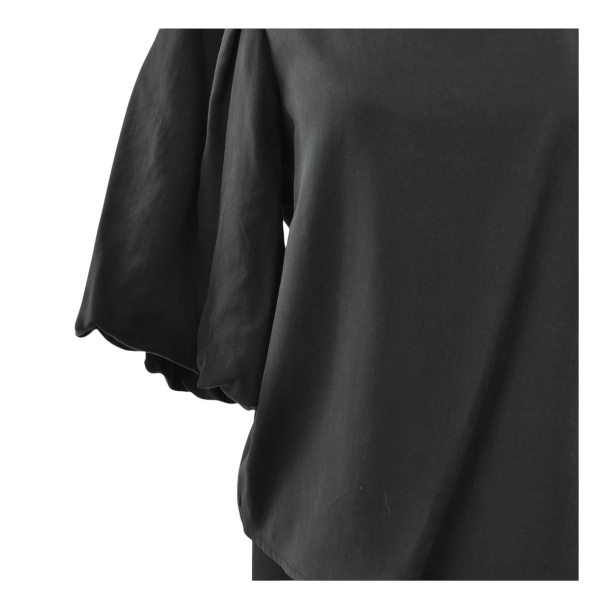 Dettaglio manica a sbuffo di una blusa nera elegante Myastreet da Peg Fashion Store