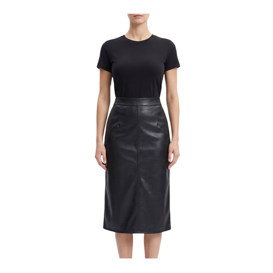 Gonna midi Aniye By Carly in pelle nera indossata con t-shirt nera, stile elegante e sartoriale da Peg Fashion Store