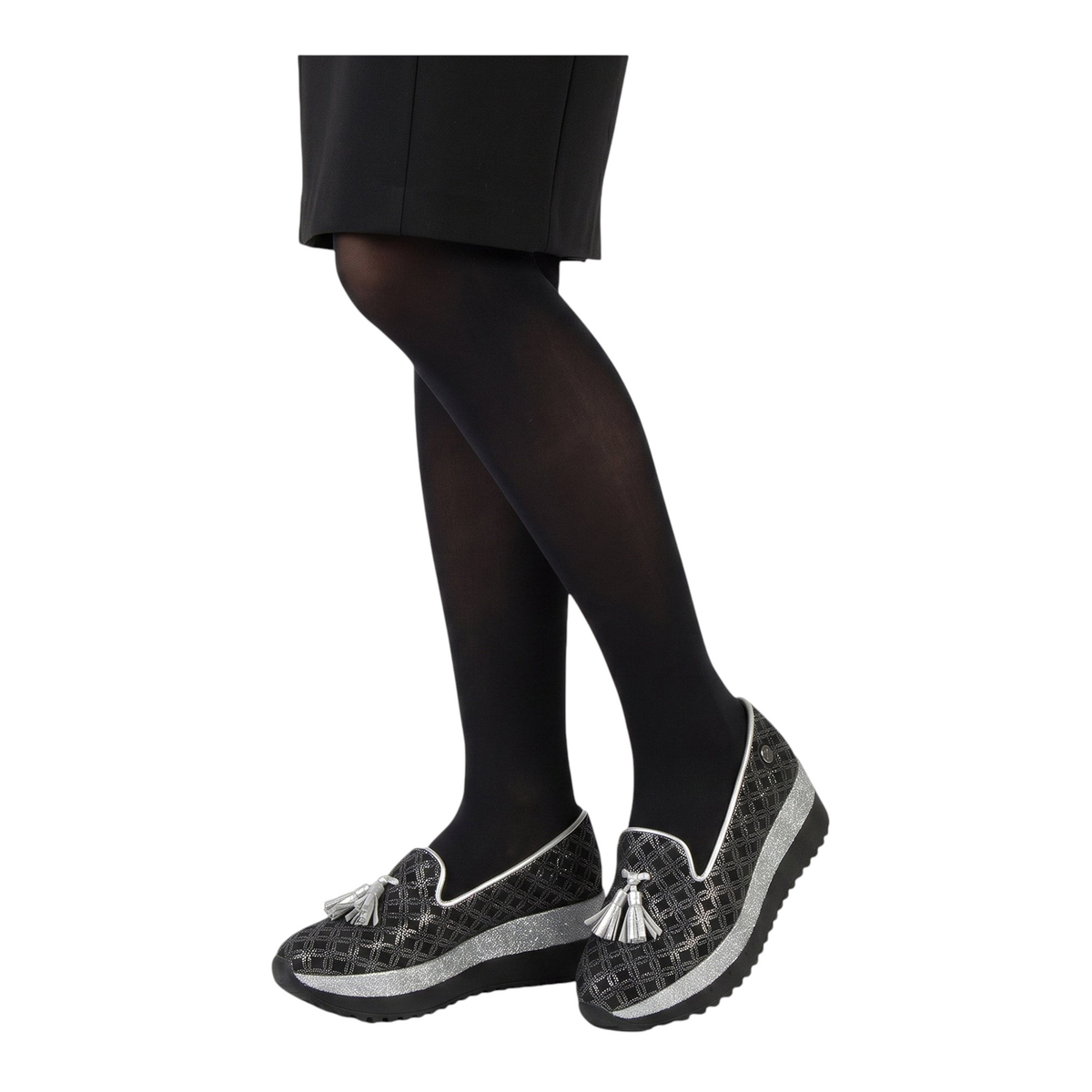 Sneakers Peg Fashion Store nere con nappine, suola alta argentata e dettagli geometrici indossate con collant
