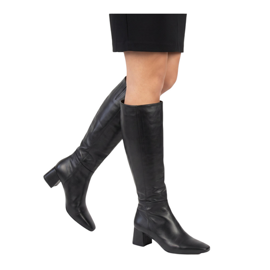Stivale Stroll Mychalom in pelle nera con tacco comodo, indossato da una modella, collezione Peg Fashion Store