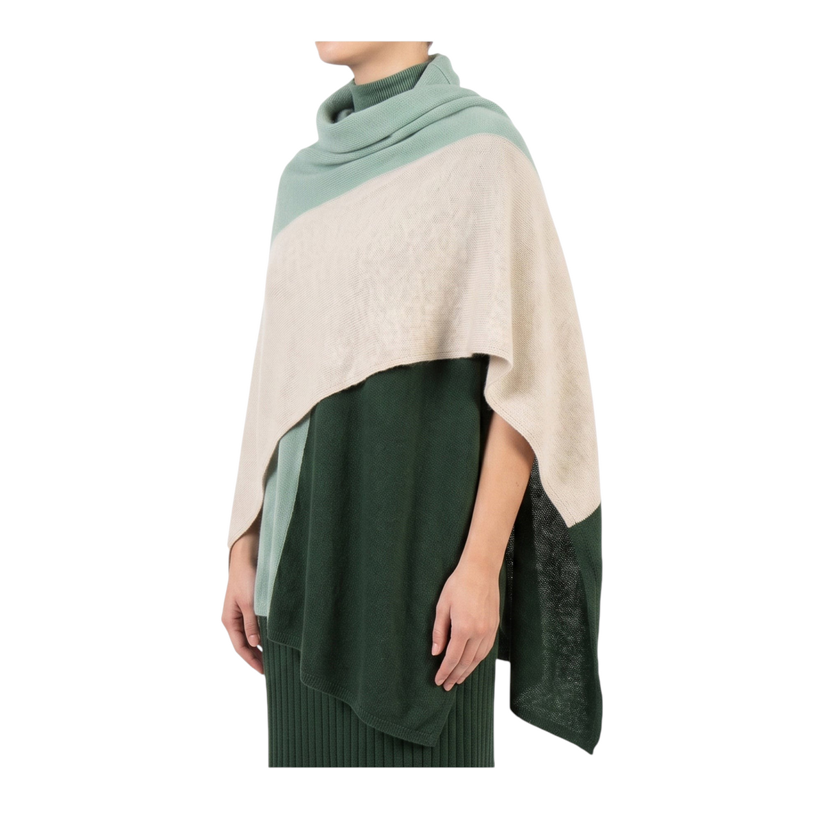 Stola bicolore Peg Fashion Store in maglia morbida verde e beige indossata su abito coordinato