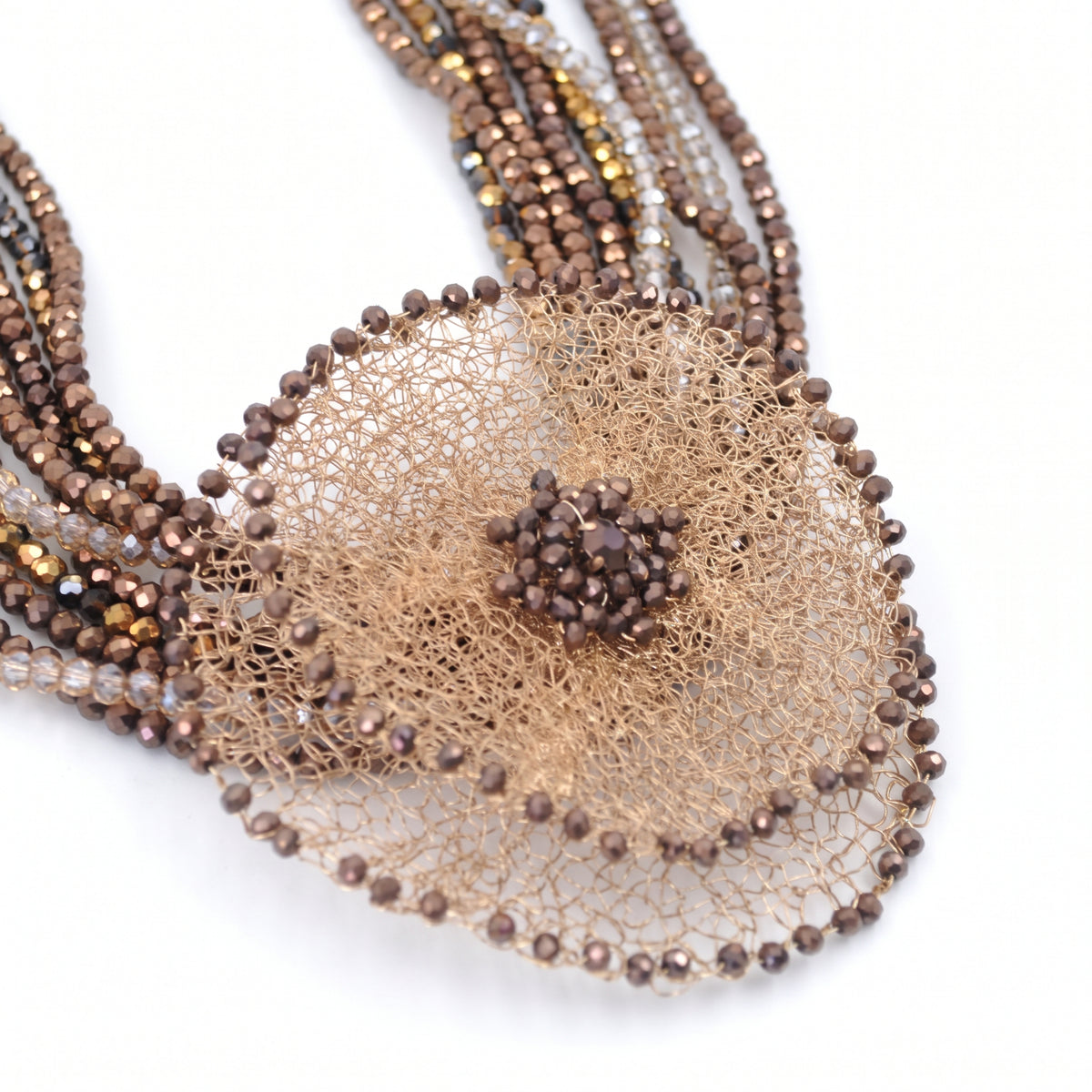 Collana con perline e fiore