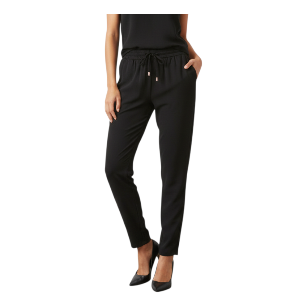 Modella indossa pantaloni jogger neri Peg Fashion Store con coulisse in vita e tasche laterali