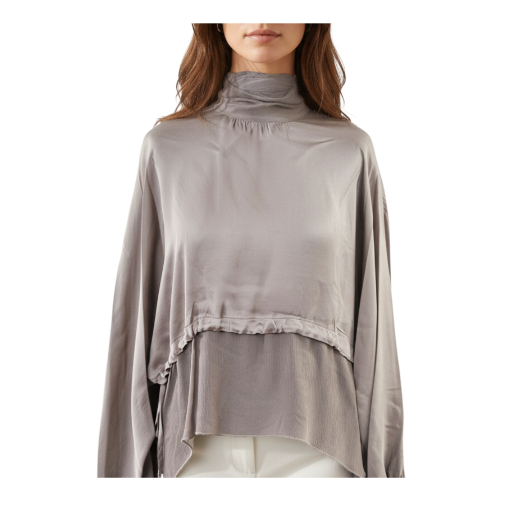 Casacca Anitiè color tortora con collo alto, coulisse ai polsini e design a strati, disponibile da Peg Fashion Store