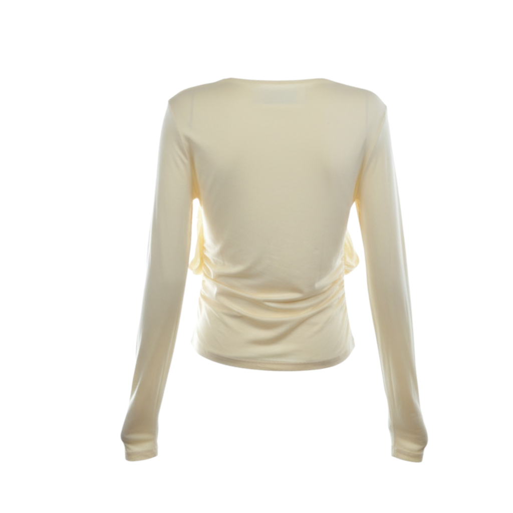 Maglia a maniche lunghe color crema con dettaglio jabot sul retro, firmata Peg Fashion Store