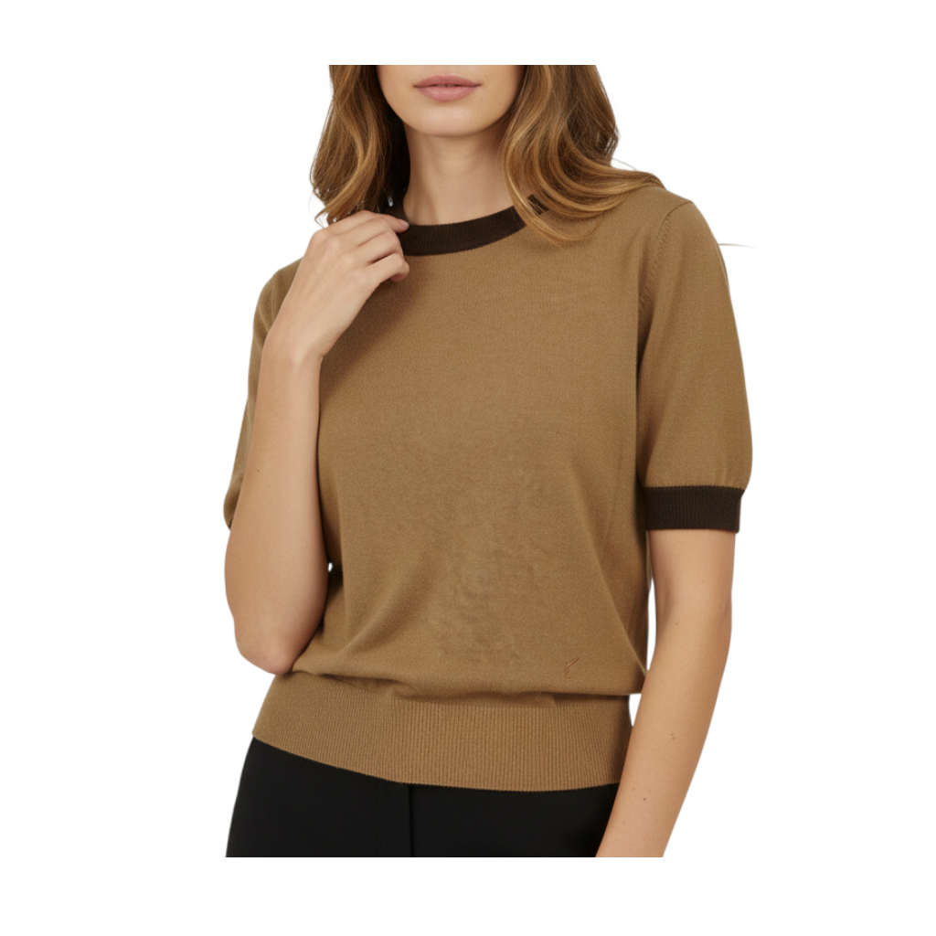 Modella indossa maglia girocollo a maniche corte in lana color cammello con bordi marroni di Peg Fashion Store