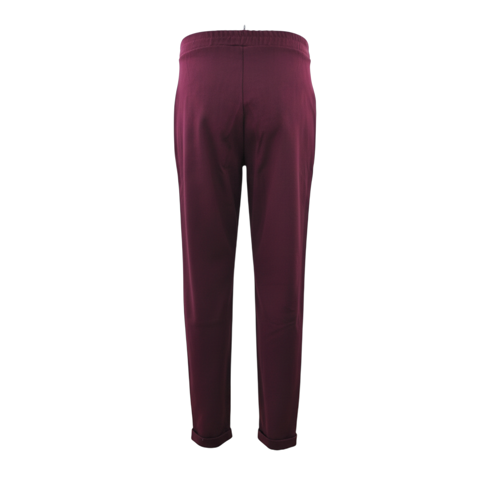 Pantalone dritto spigato color bordeaux di Peg Fashion Store, vista posteriore con vita elastica e risvolto sul fondo