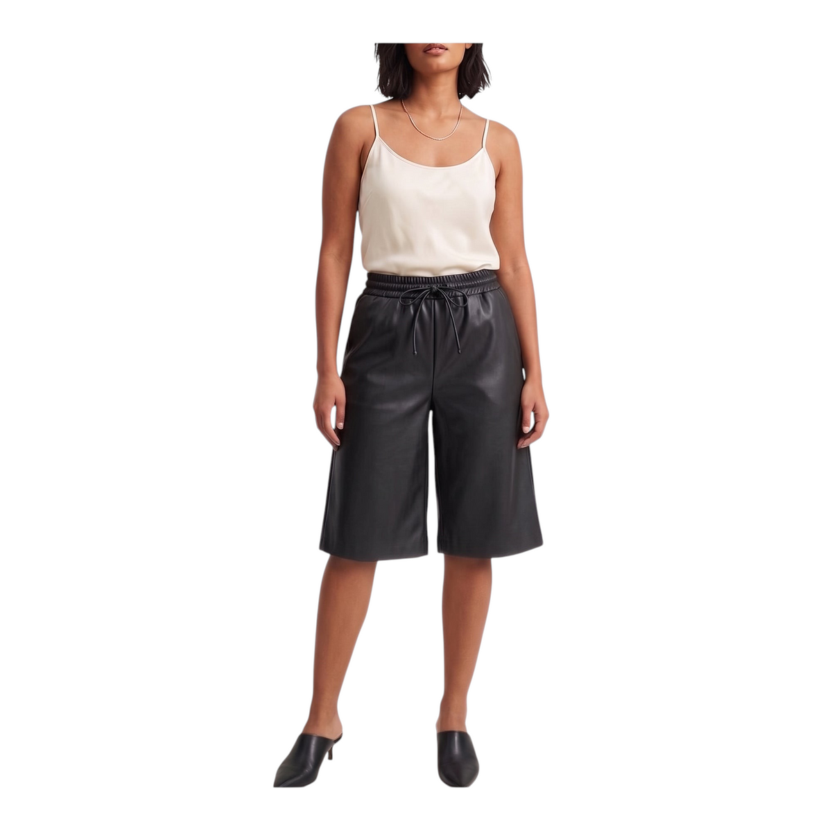 Modella indossa bermuda neri in ecopelle Peg Fashion Store con coulisse in vita e vestibilità sartoriale