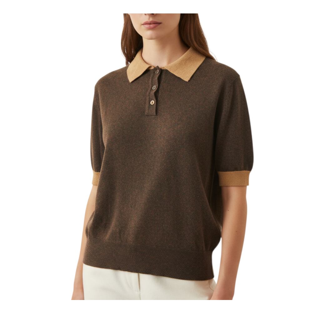 Modella indossa una polo Peg Fashion Store in lana marrone con colletto e bordi a contrasto color sabbia