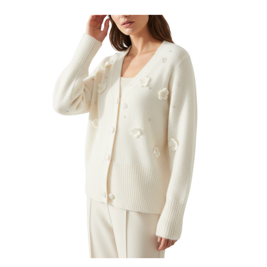 Cardigan bianco Peg Fashion Store con ricami floreali e strass luminosi indossato da una modella
