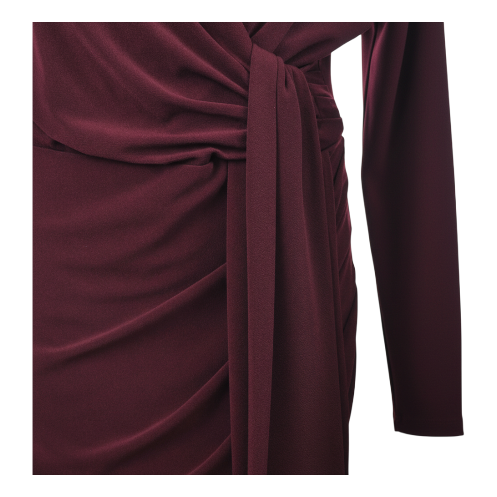 Dettaglio di un abito corto a maniche lunghe color bordeaux con drappeggio frontale di Peg Fashion Store