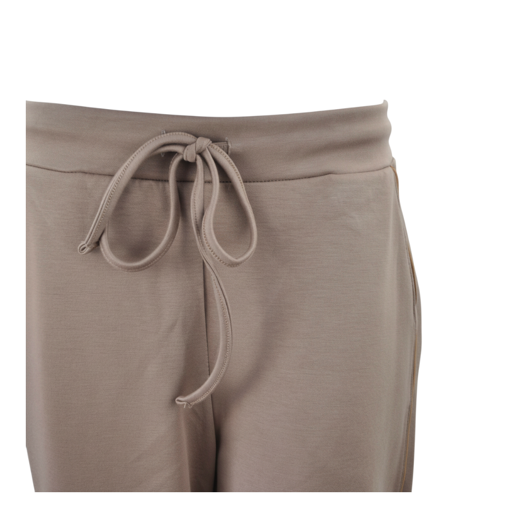 Dettaglio vita di pantaloni Peg Fashion Store color tortora in tessuto tecnico con coulisse regolabile