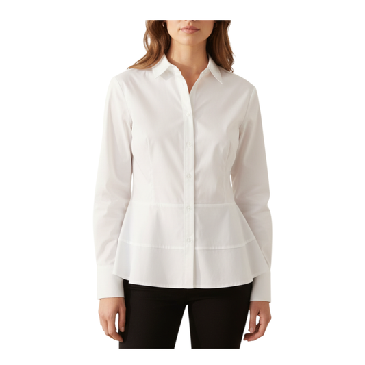 Camicia bianca elegante Peg Fashion Store con balze decorative in vita e colletto classico su modella