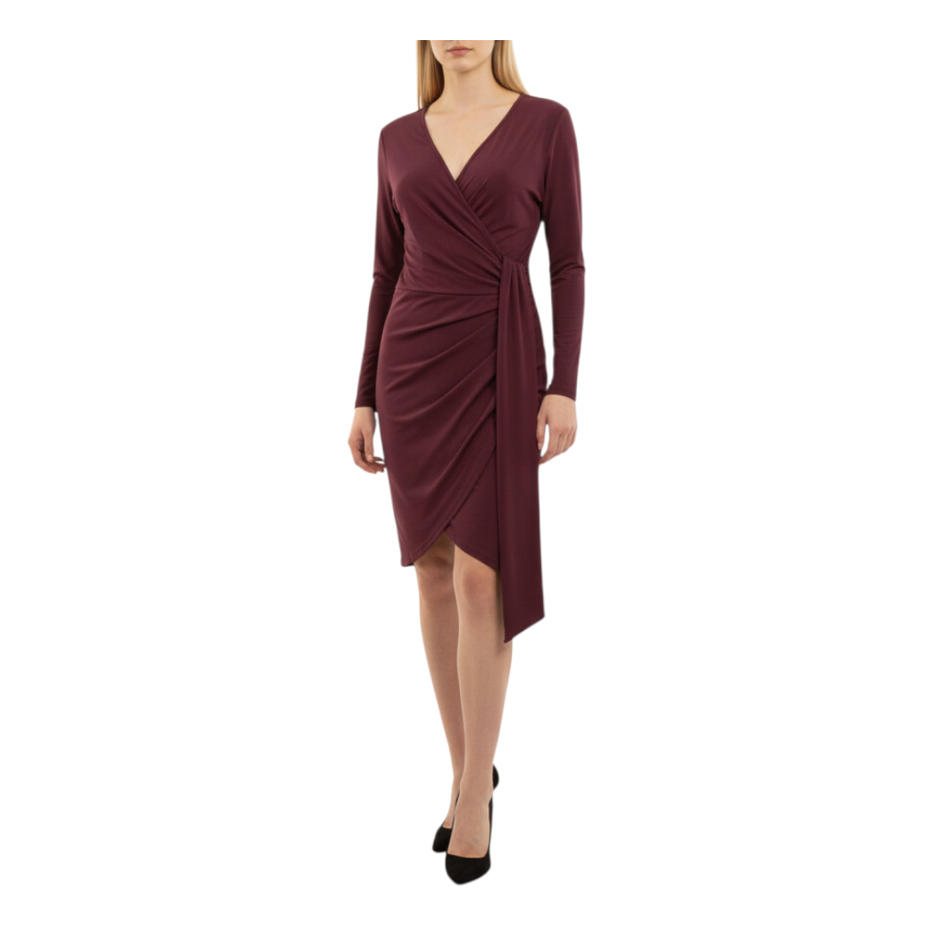 Modella indossa un abito corto bordeaux a maniche lunghe con scollo a incrocio di Peg Fashion Store