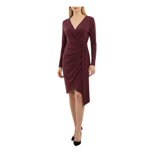 Modella indossa un abito corto bordeaux a maniche lunghe con scollo a incrocio di Peg Fashion Store