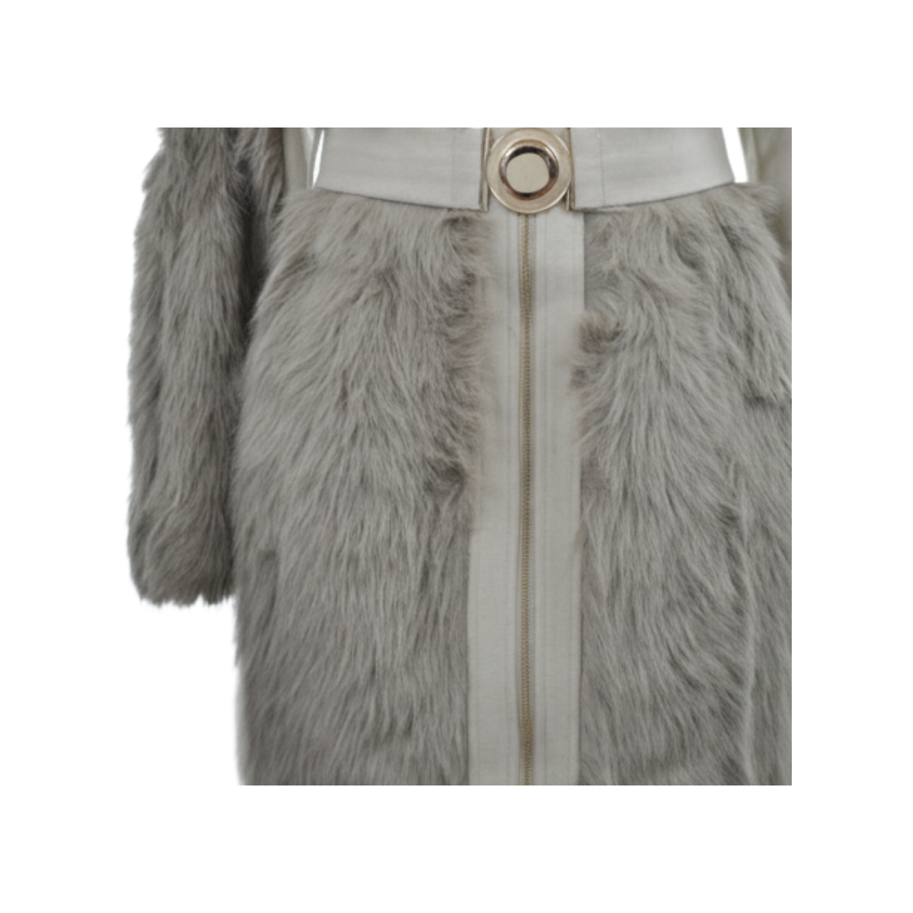 Dettaglio di una pelliccia lunga Peg Fashion Store color grigio con cintura in vita e chiusura a zip centrale