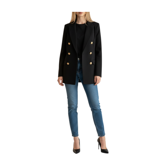 Giacca doppio petto nera Peg Fashion Store con bottoni dorati indossata con jeans blu e tacchi a spillo