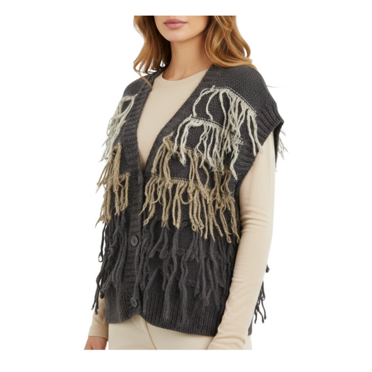 Gilet Peg Fashion Store grigio con frange decorative e chiusura a tre bottoni, indossato sopra una maglia beige