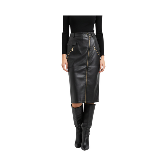 Gonna longuette nera in ecopelle con cerniera frontale e taschino, proposta da Peg Fashion Store.