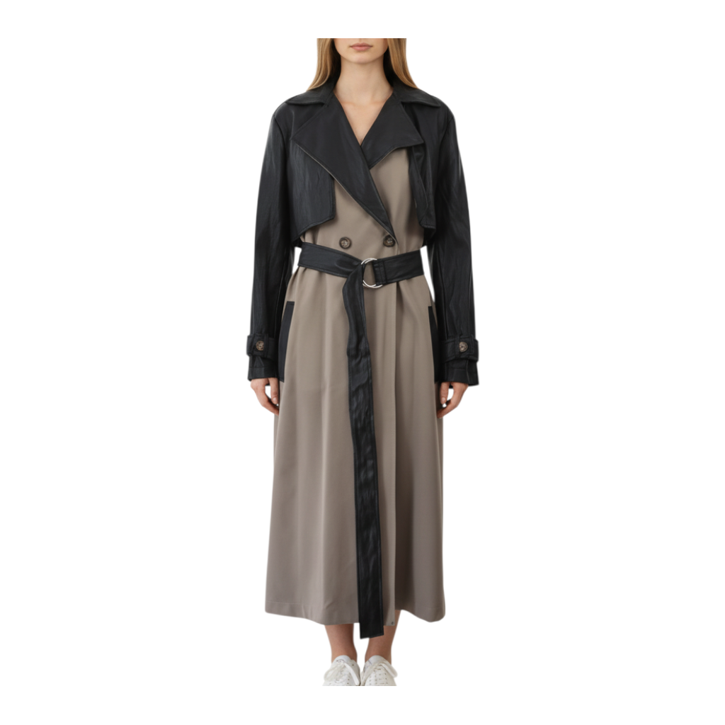 Modella indossa un trench Peg Fashion Store bicolore in ecopelle nera e tessuto beige con cintura in vita