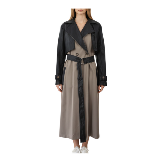 Modella indossa un trench Peg Fashion Store bicolore in ecopelle nera e tessuto beige con cintura in vita