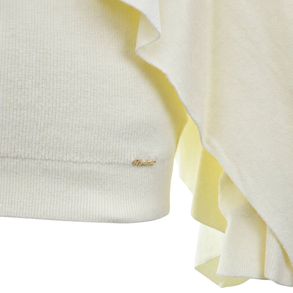 Dettaglio di una maglia color crema con mantella Peg Fashion Store, caratterizzata da un logo dorato applicato