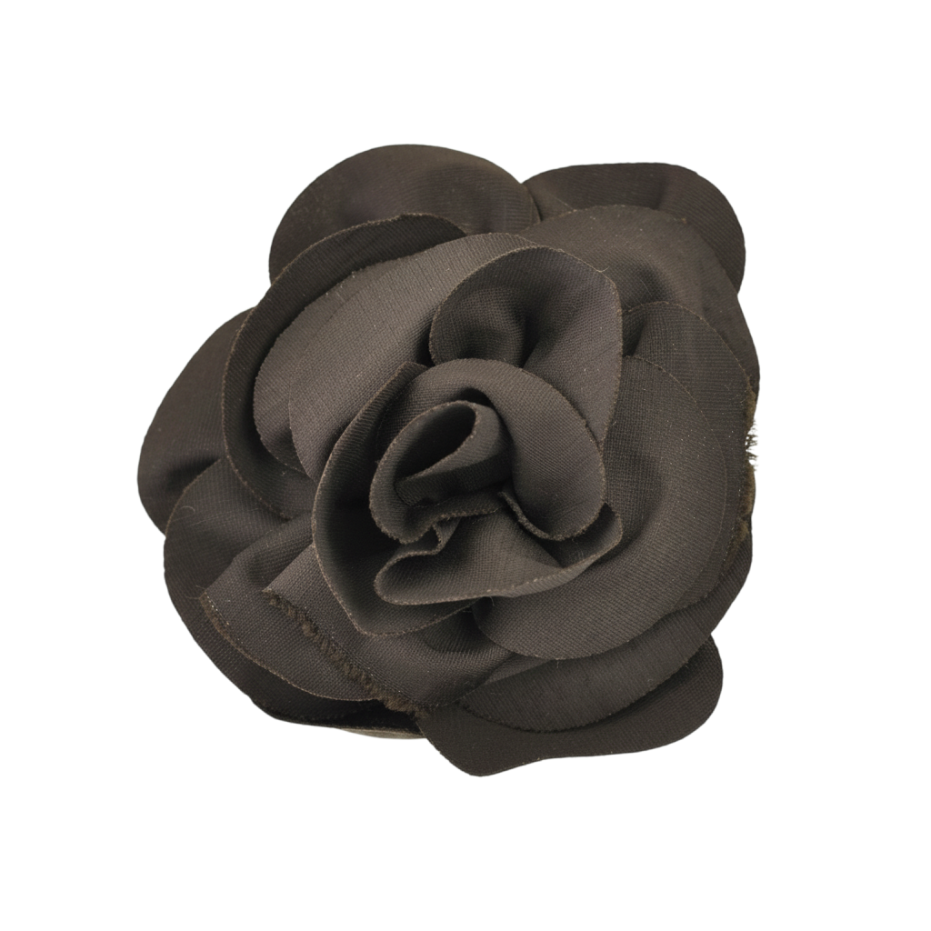 Spilla fiore marrone in tessuto a forma di rosa di Peg Fashion Store, accessorio elegante per abbigliamento.