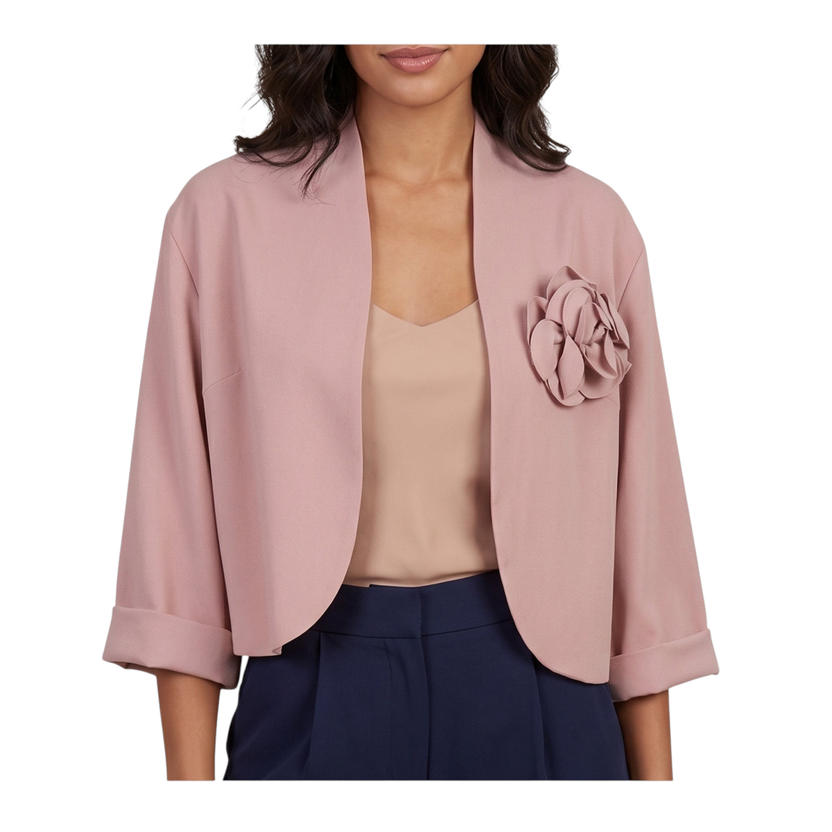 Giacca Peg Fashion Store in cotone rosa con maniche a tre quarti e spilla a forma di camelia sul petto