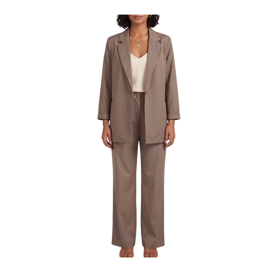 Modella indossa giacca monopetto in gabardina di cotone color tortora firmata Peg Fashion Store
