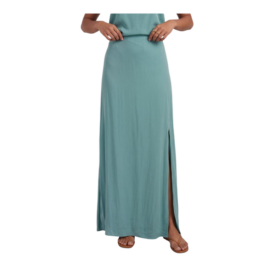 Gonna lunga Peg Fashion Store color verde acqua con vita elastica e spacco laterale indossata da una modella