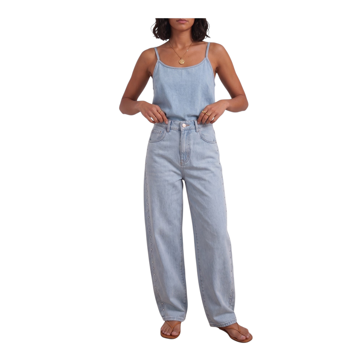 Modella indossa jeans palazzo Peg Fashion Store in denim azzurro chiaro con dettagli in strass lungo le gambe