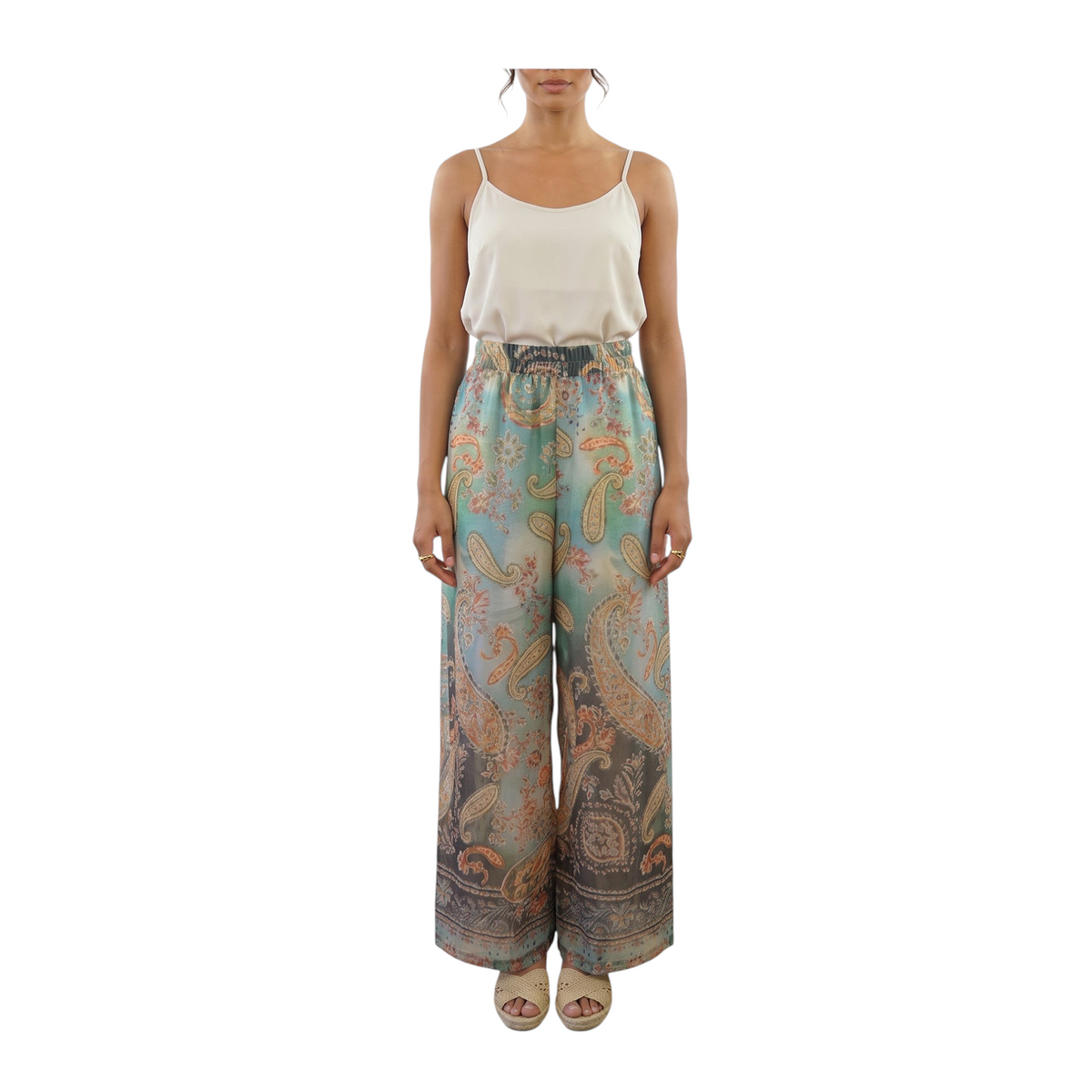 Modella indossa pantaloni Peg Fashion Store in mussola con fantasia paisley multicolore e vita elasticizzata