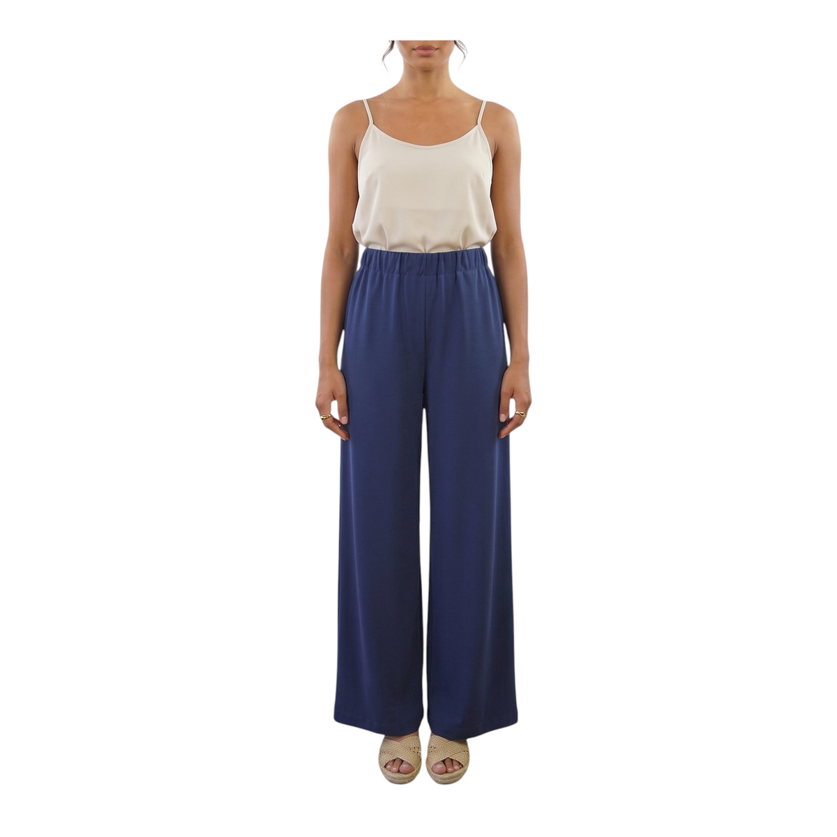 Modella indossa pantaloni jogging blu a gamba larga con elastico in vita di Peg Fashion Store