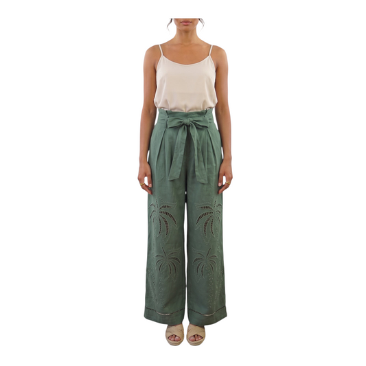 Modella indossa pantaloni Peg Fashion Store in lino verde a gamba larga con ricami a palma e cintura in vita