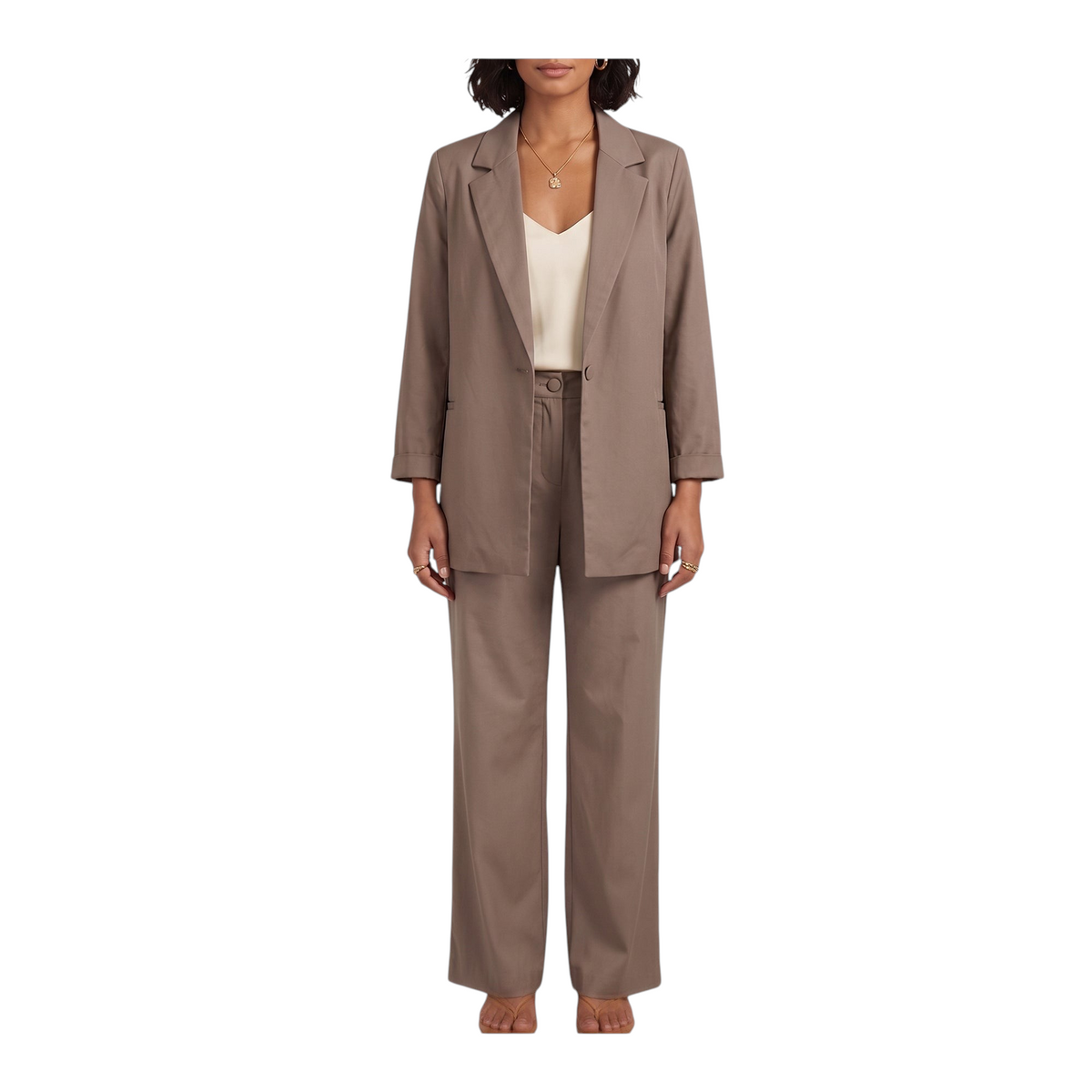 Modella indossa completo Peg Fashion Store con blazer e pantaloni a trombetta in gabardina di cotone color tortora
