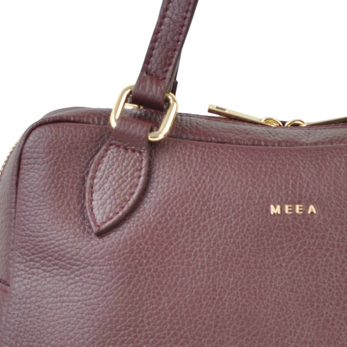Borsa bauletto Via di Peg Fashion Store in pelle martellata color bordeaux con dettagli dorati e logo MEEA