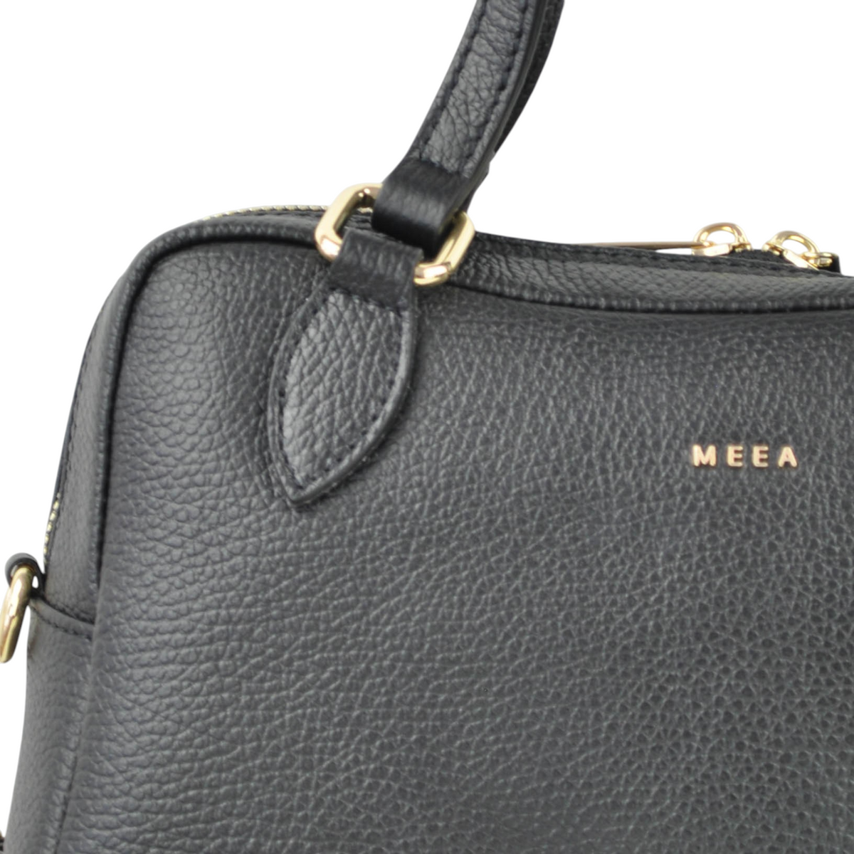 Bauletto VIA di Peg Fashion Store, borsa a mano nera in pelle martellata con dettagli in metallo dorato