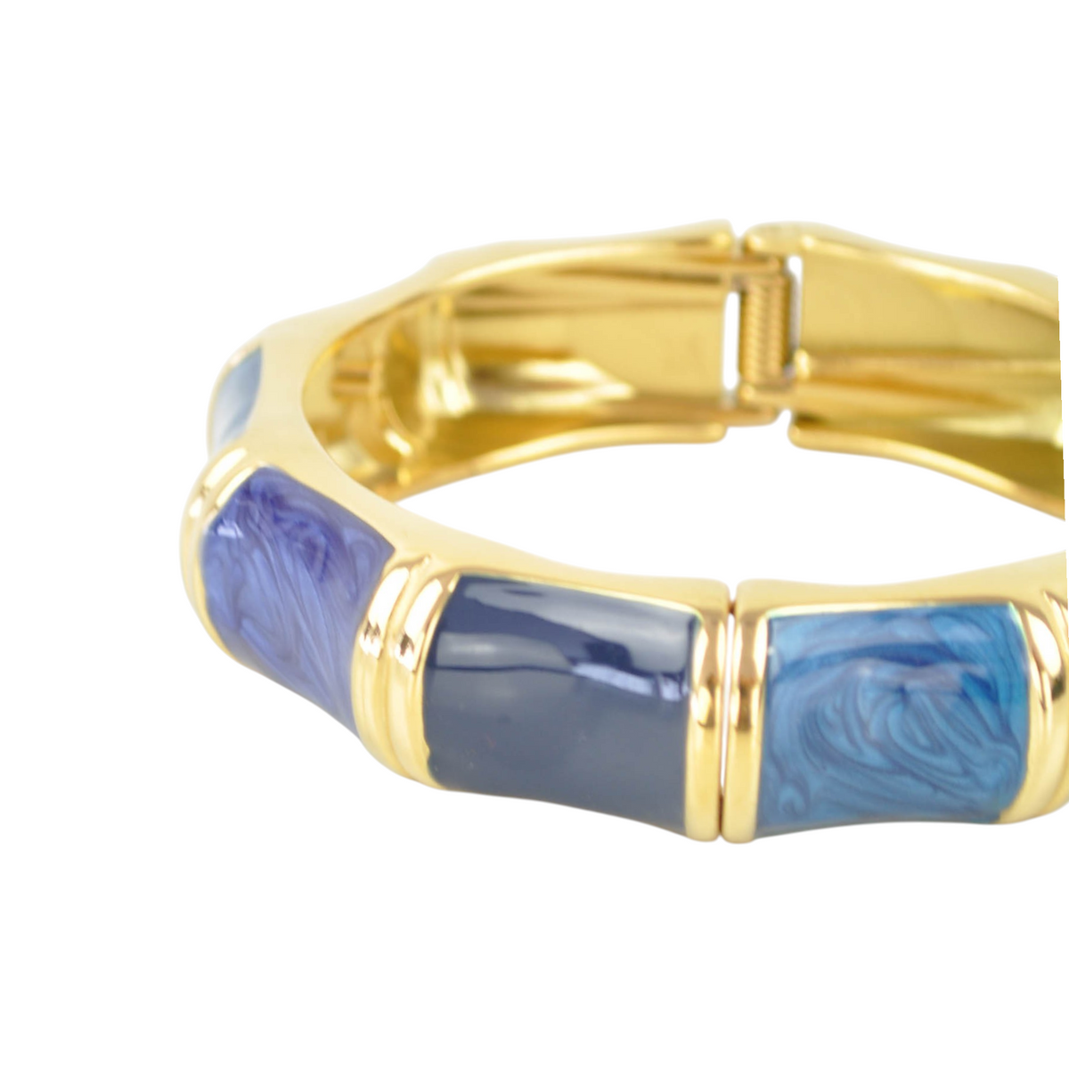 Bracciale rigido Peg Fashion Store dorato con inserti in smalto blu marmorizzato e chiusura a molla