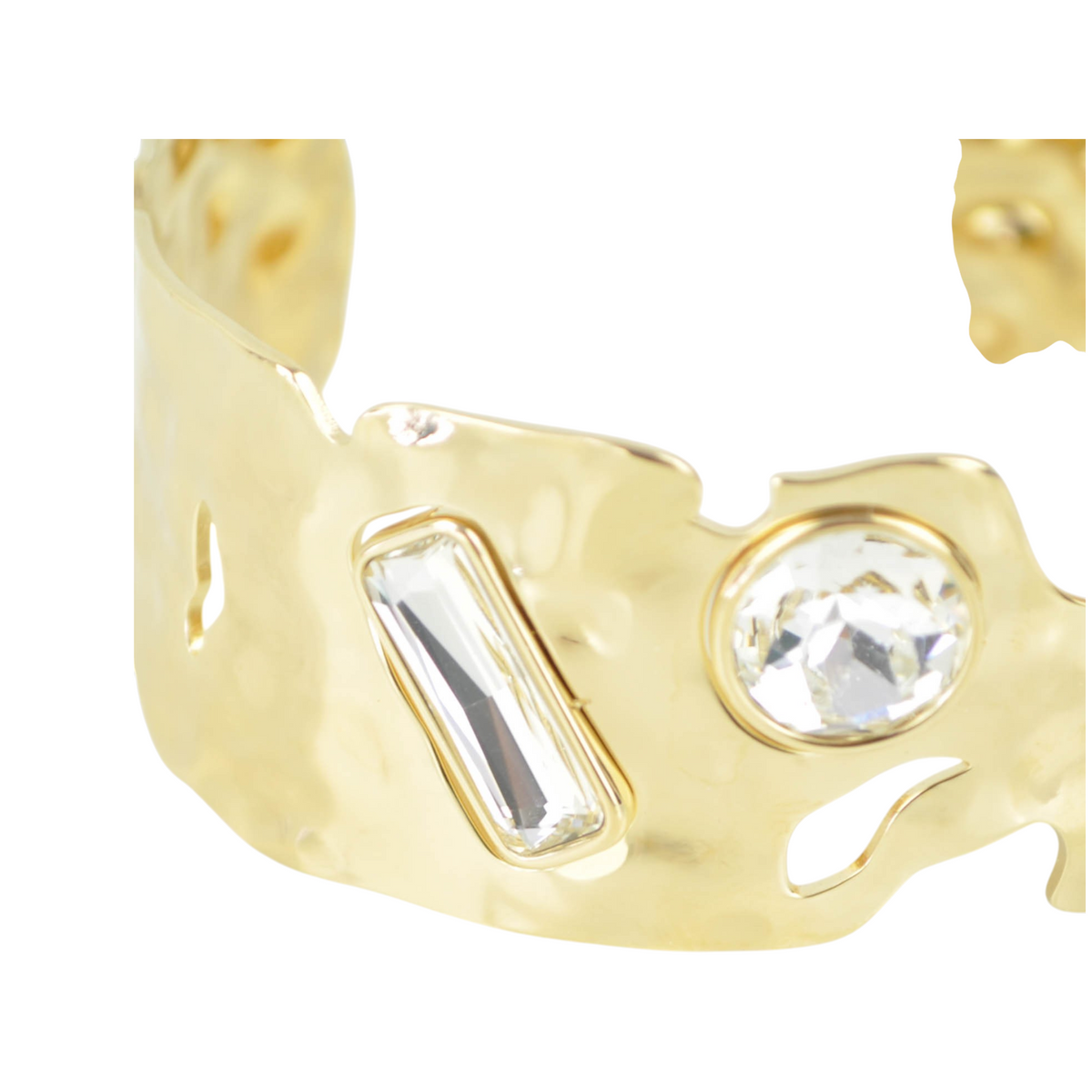 Bracciale rigido Peg Fashion Store color oro con superficie martellata e inserti in strass trasparenti
