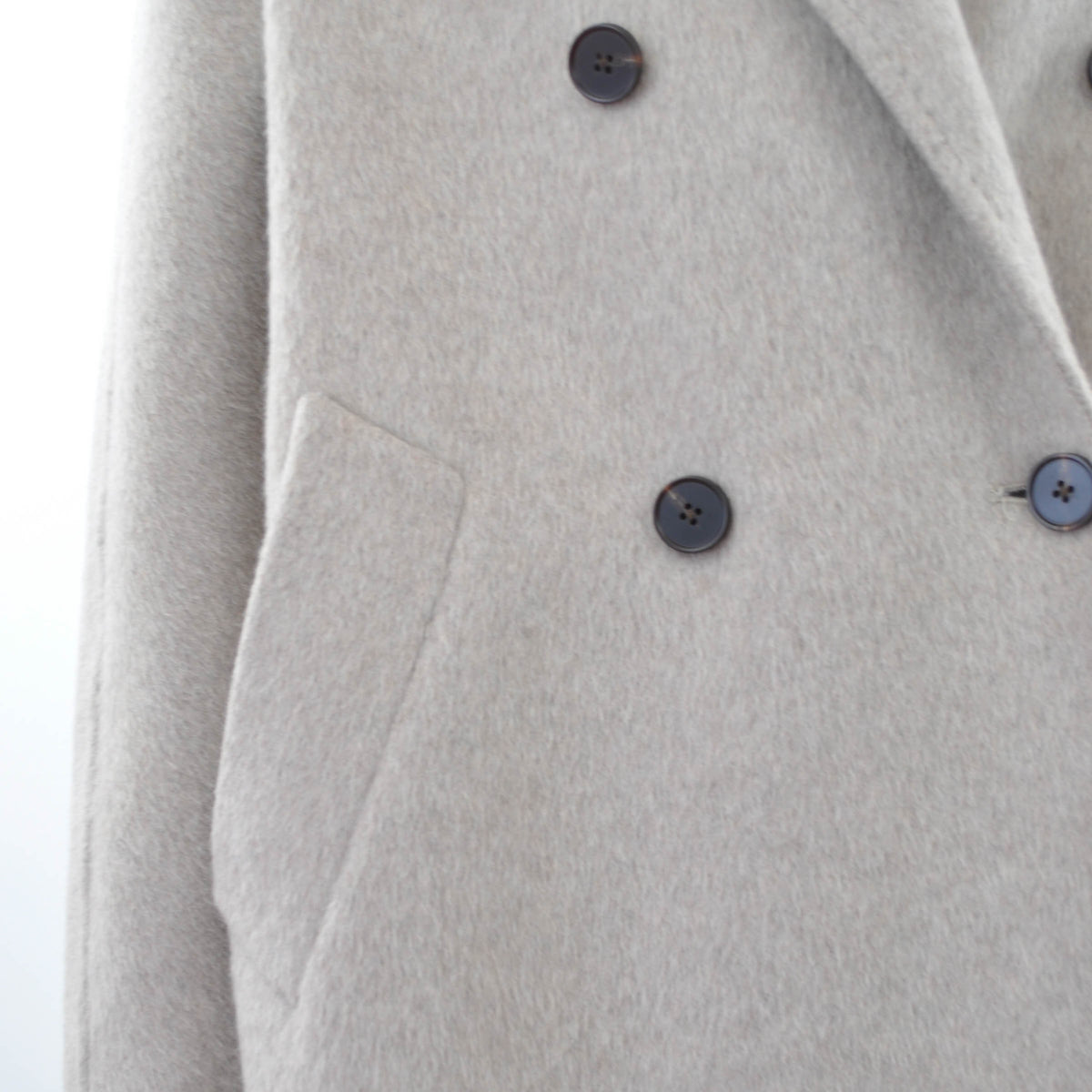 Cappotto doppio petto Peg Fashion Store in lana beige con bottoni scuri a contrasto e tasche laterali