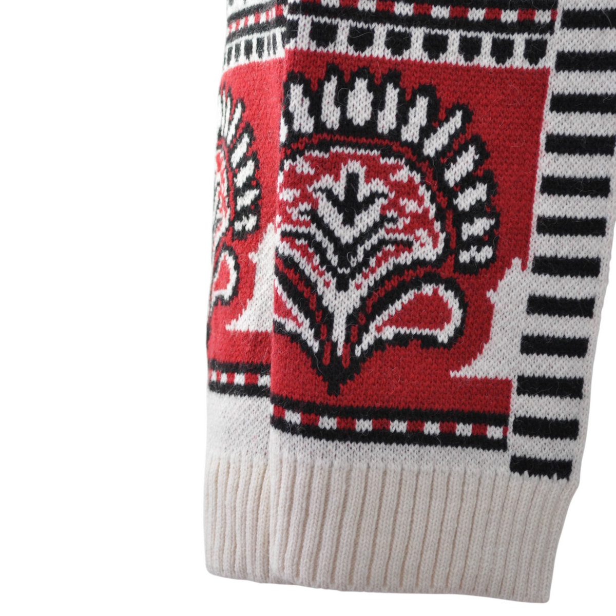 Dettaglio della manica del cardigan Peg Fashion Store modello FIN 7 RIO con motivo floreale rosso, nero e bianco